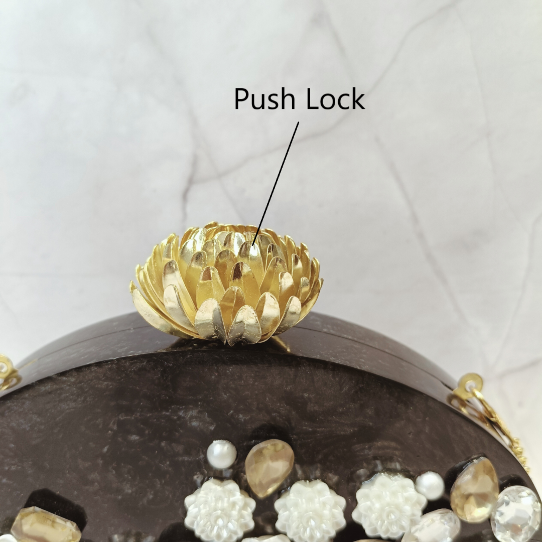 Black Allure Éclat Clutch